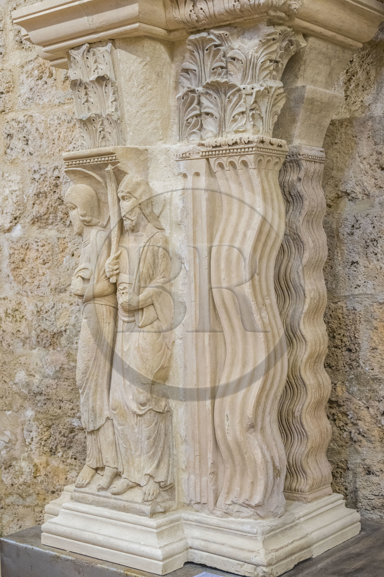 France, Hérault (34), Causses et les Cévennes, paysage culturel de l'agro-pastoralisme méditerranéen, classés Patrimoine Mondial de l'UNESCO, Saint-Guilhem-le-Désert, labellisé Les Plus Beaux Villages de France, l'abbaye de Gellone du IXème siècle, musée dans le dépot lapidaire abrité dans l'ancien réfectoire, chapiteaux et colonnes ondées, pilier d'angle du cloitre représentant la rencontre d'Emmaüs, Christ pélerin et disciples