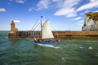 France, Seine-Maritime (76), Pays de Caux, Côte d'Albâtre, le vieux gréement la Tante Fine sort du port devant le phare de la Pointe Fagnet