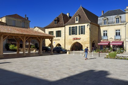 France, Dordogne (24), Périgord Pourpre, Beaumont-du-Périgord, la halle sur la place Jean Moulin