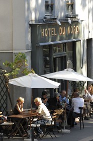 France, Paris (75), le café restaurant Hôtel du Nord au bord du canal Saint-Martin