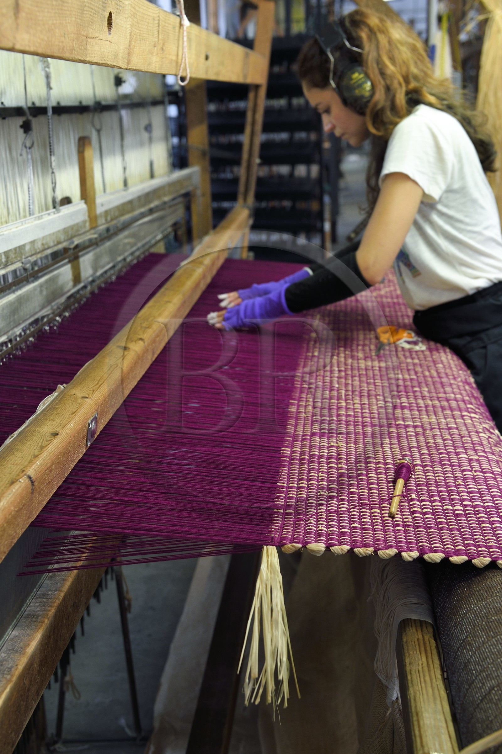 France, Var (83), Presqu'Ile de Saint-Tropez, Cogolin, la Manufacture Cogolin fabrique des tapis depuis 1924, la plupart sont tissés par lés sur des métiers Jacquard à bras du XIXème siècle, tissage du raphia sur un métier à tisser plat France, Var (83), Presqu'Ile de Saint-Tropez, Cogolin, la Manufacture Cogolin fabrique des tapis depuis 1924, la plupart sont tissés par lés sur des métiers Jacquard à bras du XIXème siècle, tissage du raphia sur un métier à tisser plat