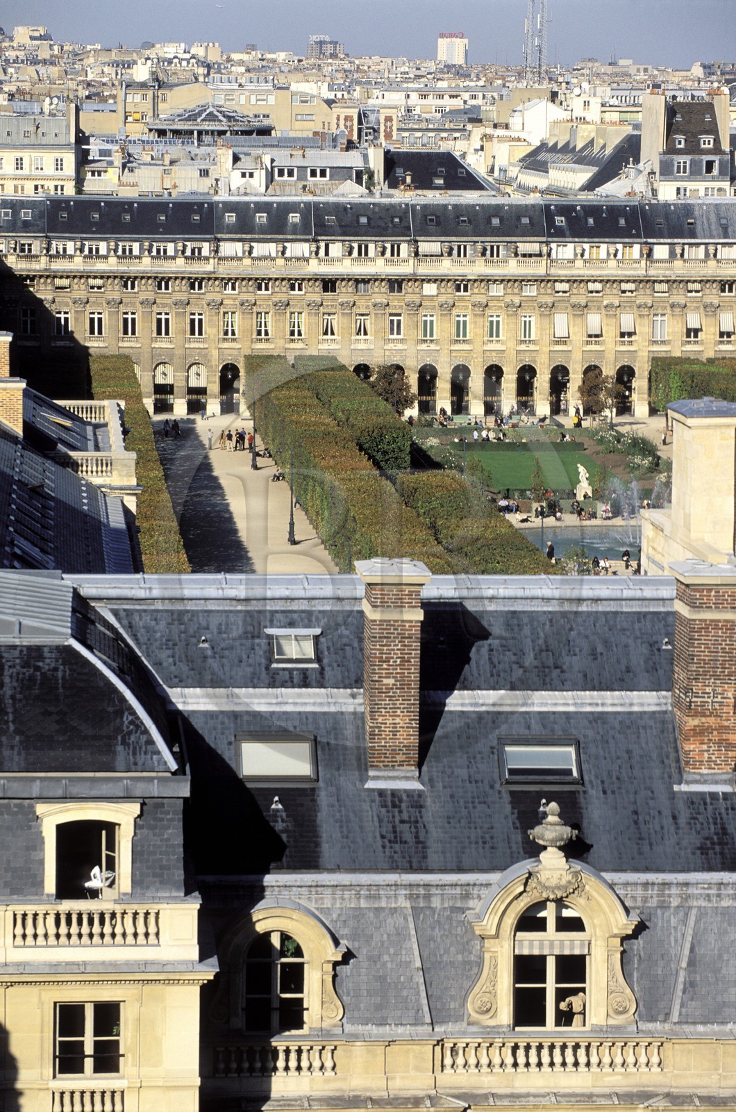 France, Paris (75), Palais Royal et jardin du Palais Royal entouré de galeries