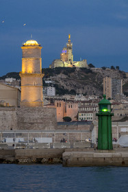France, Bouches-du-Rhône (13), Marseille, le Fort Saint-Jean à gauche, l’abbaye Saint-Victor à droite, la basilique Notre Dame de la Garde en arrière plan