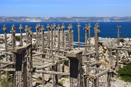France, Bouches-du-Rhône (13), Marseille, Parc National des Calanques, Archipel des Iles du Frioul, Ile Ratonneau, Fort Ratonneau, pseudo champ de croix, vestige de structures de casemates allemandes pour canon dont la construction fut interrompue par la fin de la guerre
