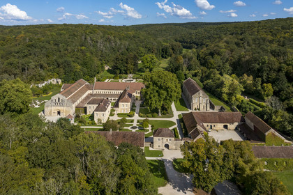 France, Côte-d'Or (21), Marmagne, l'abbaye cistercienne de Fontenay fondée en 1118, classée au Patrimoine Mondial de l'UNESCO (vue aérienne)