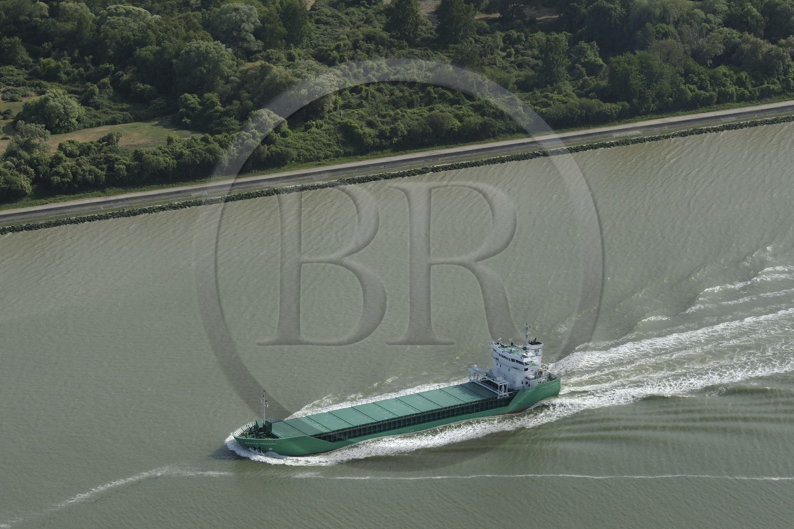 France, Seine-Maritime (76), navigation d'un cargo dans l'estuaire de la Seine (vue aérienne)