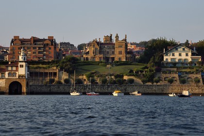 Espagne, Pays basque espagnol, Biscaye, Getxo (Guecho) sur les rives de l'estuaire du Nervion au Nord de l'agglomération de Bilbao, le phare d'Arriluce et le palazzio Arriluze au centre