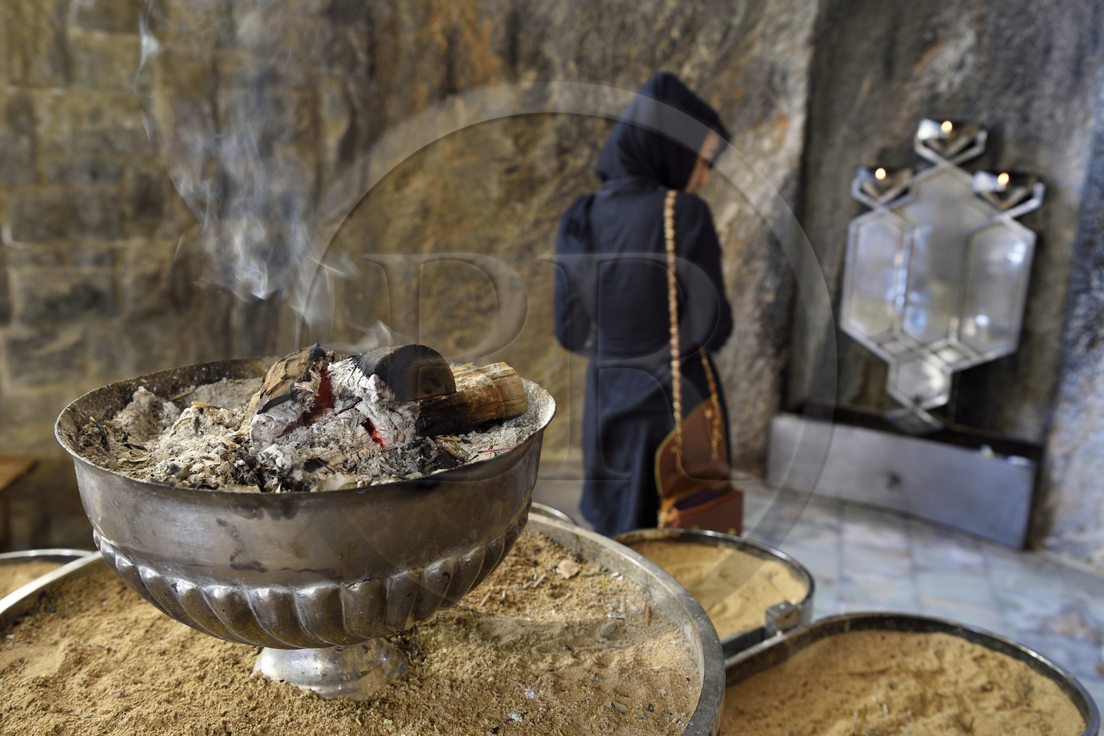 Iran, Province de Yazd, temple du feu de Chak Chak qui est un haut lieu de pélérinage pour les Zoroastriens, le feu sacré, en arrière plan les trois lumières pour bonnes pensée, bons mots et bons actes