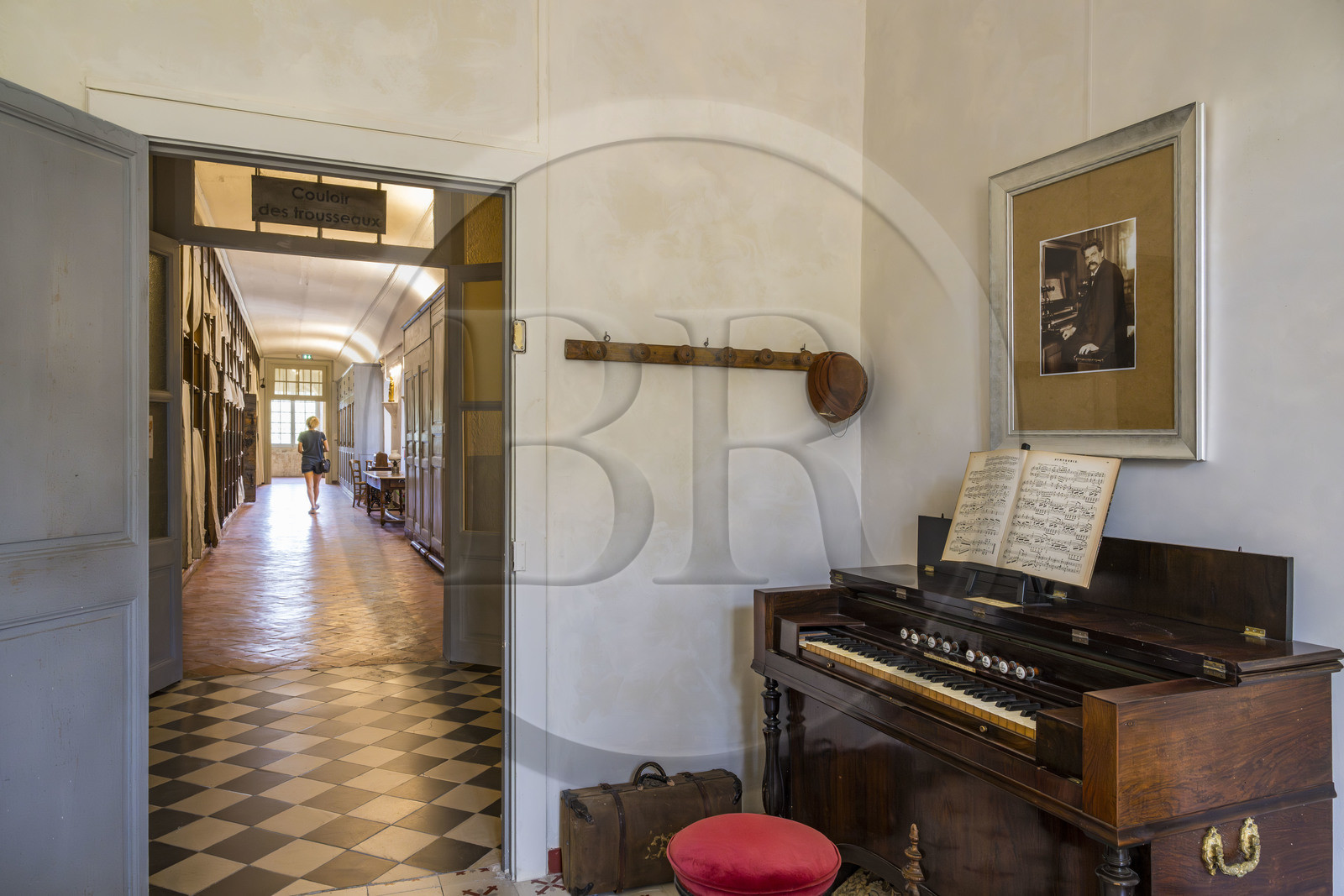 France, Bouches-du-Rhône (13), Parc Naturel Régional des Alpilles, Saint-Rémy-de-Provence, monastère Saint-Paul-de-Mausole, l'asile psychiatrique historique la Maison de santé Saint-Paul où Van Gogh fût interné en 1889-1890, chambre meublée du docteur Schweitzer et de sa femme, prisonniers politiques internés en 1918