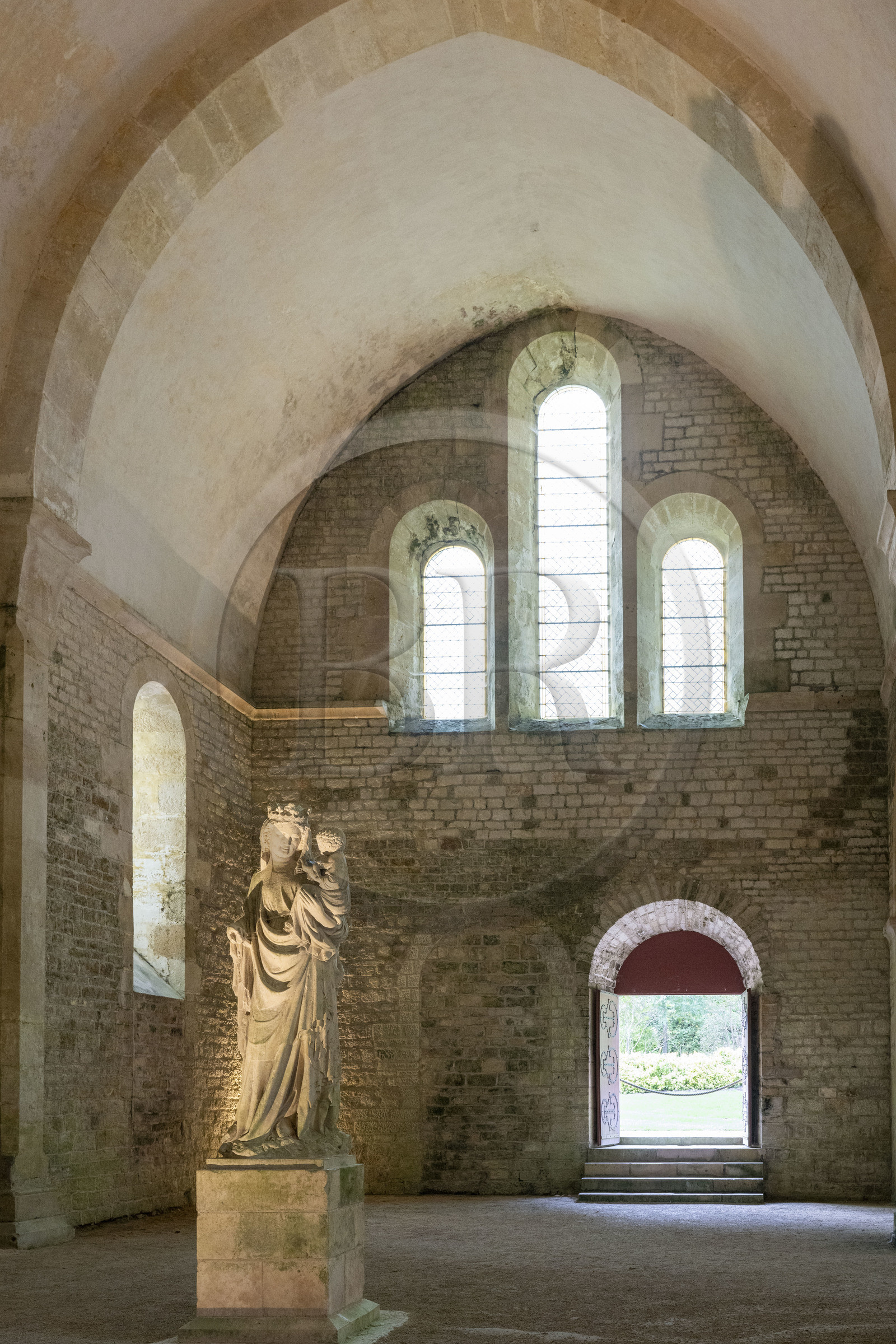 France, Côte-d'Or (21), Marmagne, l'abbaye cistercienne de Fontenay classée au Patrimoine Mondial de l'UNESCO, Vierge à l'Enfant du XIIIe siècle dans l'église abbatiale