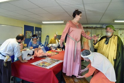 France, Puy-de-Dôme (63), Clermont-Ferrand, quartier de Montferrand, membres de l'association Il était une fois Montferrand fabriquant des costumes médiévaux