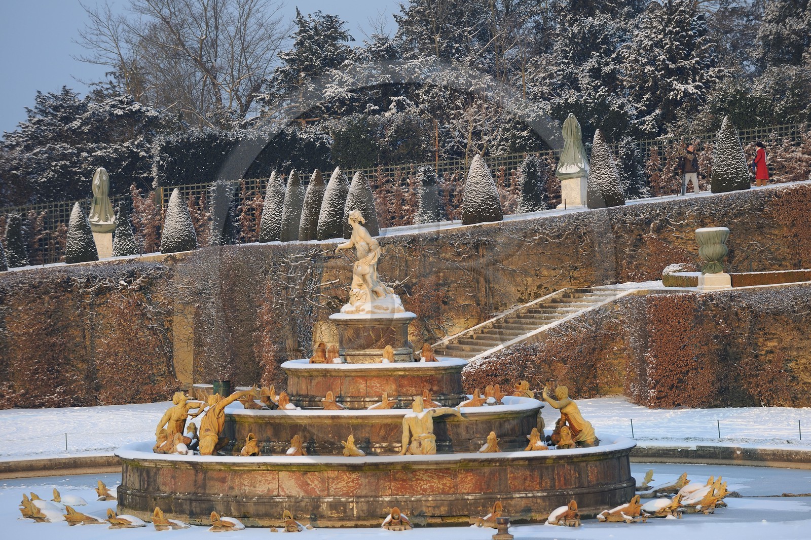 France, Yvelines (78), parc du château de Versailles sous la neige, classé Patrimoine Mondial de l'UNESCO, le Bassin de Latone