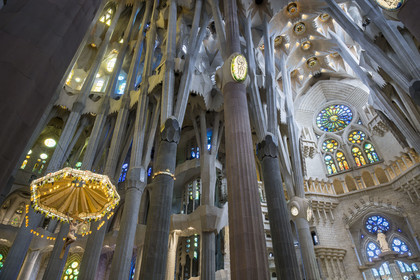 Espagne, Catalogne, Barcelone, quartier de l'Eixample, basilique de la Sagrada Familia de l'architecte du modernisme catalan Antoni Gaudi classée Patrimoine Mondial de l'UNESCO, le chœur, le transept et l'intérieur de la facade de la Nativité dédié à St Joseph à droite