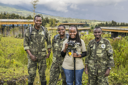 Rwanda, Province du Nord, District de Musanze (Ruhengeri), Kinigi, Campus Ellen DeGeneres du Dian Fossey Gorilla Fund, la zoologiste rwandaise Nadia Niyonizeye armée de son appareil photo équipé d'un laser pour étudier l’évolution de la croissance des gorilles sur le terrain, entourée par ses collègues Jonas, Pelagie et Jean Didier (de gauche à droite)