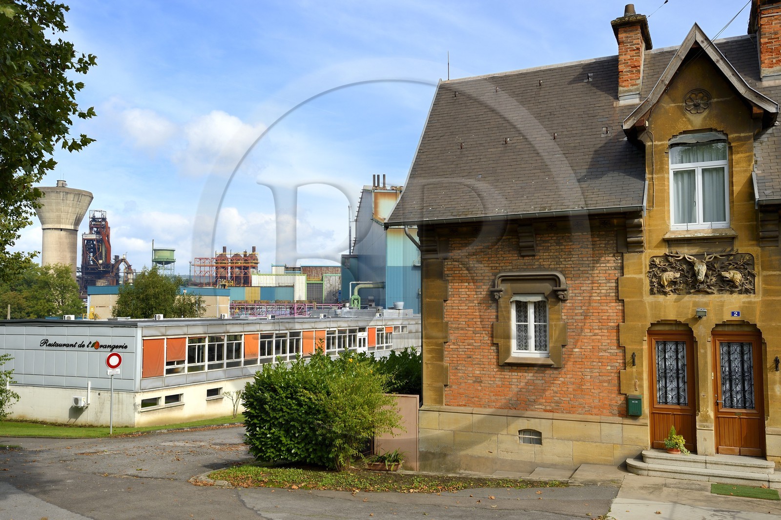France, Moselle (57), Vallée de la Fensch, Hayange, usine sidérurgique, les derniers Hauts-fourneaux (dit de Florange) du groupe ArcelorMittal, ancien maison du gardien du chateau des Wendel