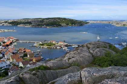 Suède, Västra Götaland, port de Fjällbacka, panorama depuis le sommet du rocher de Vetterberget sur les pas de Camilla Läckberg
