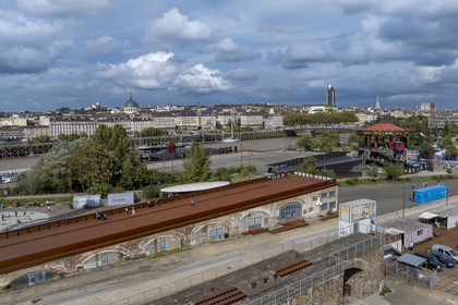 France, Loire-Atlantique (44), Nantes, Ile de Nantes, Parc des chantiers et le Carrousel des Mondes Marins sur la droite