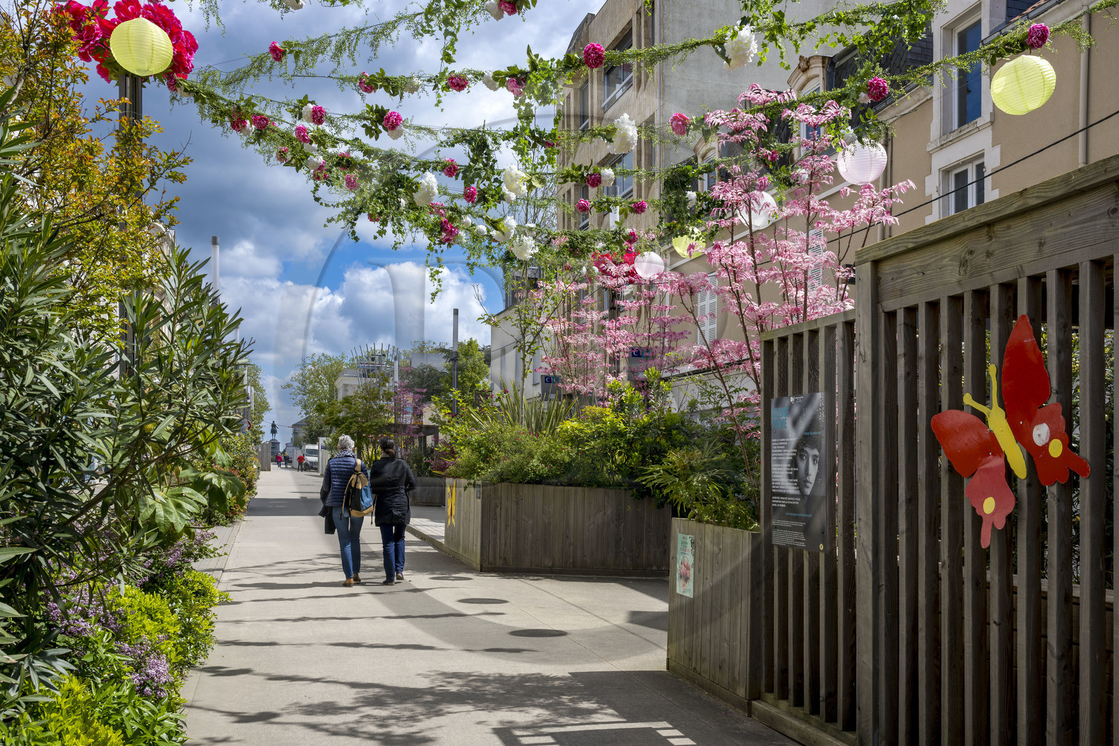 France, Vendée (85), La Roche-sur-Yon, la rue piétonne Georges Clemenceau et la place Napoléon en arrière plan France, Vendée (85), La Roche-sur-Yon, la rue piétonne Georges Clemenceau et la place Napoléon en arrière plan