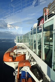 Groenland, cote Nord-Ouest, Smith sound au nord de la baie de Baffin, le bateau de croisière MS Fram de la compagnie Hurtigruten progressant entre les blocs de glace de la banquise