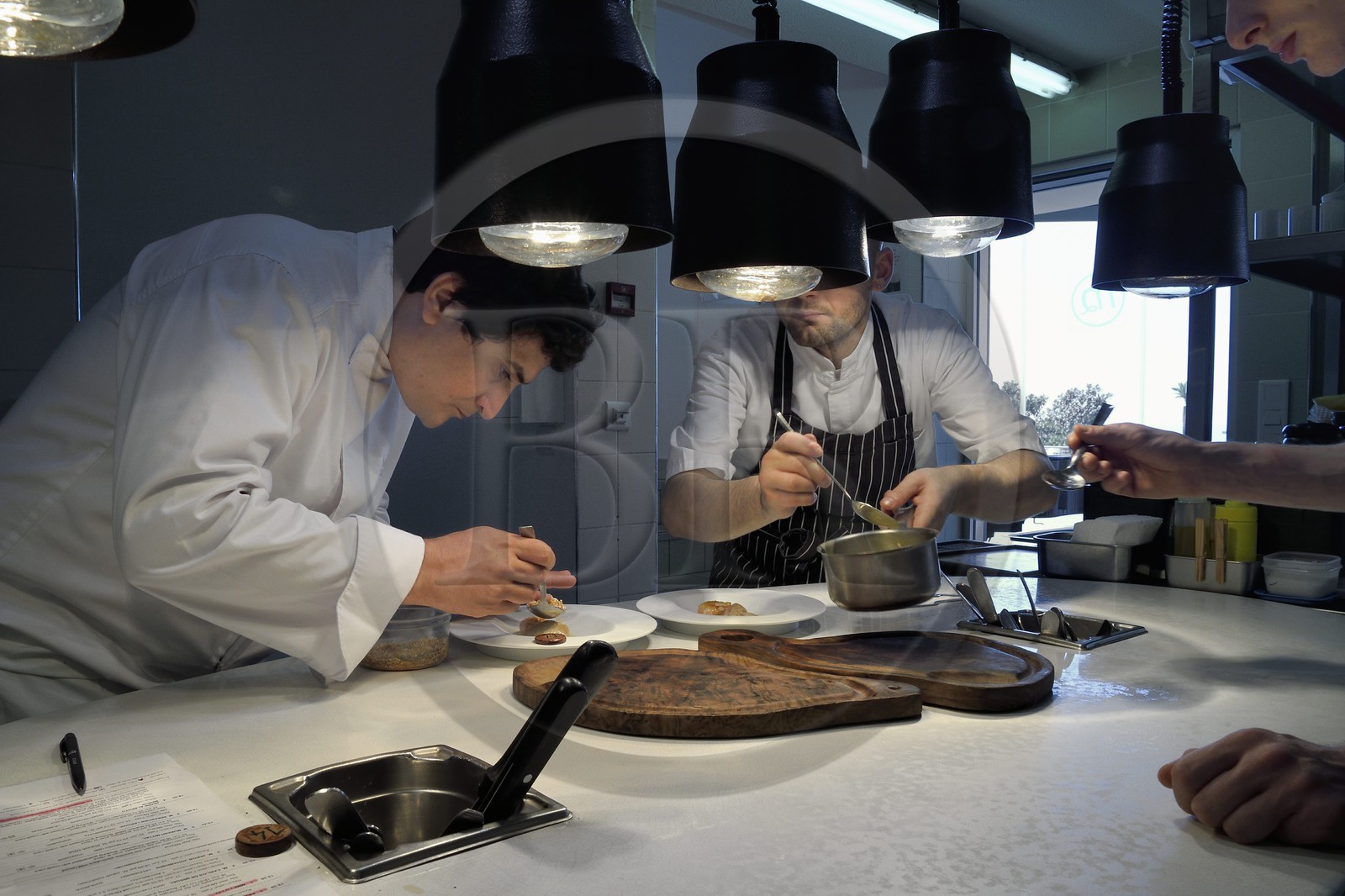 France, Alpes-Maritimes (06), Menton, Restaurant Le Mirazur, le Chef doublement étoilé Michelin Mauro Colagreco dans sa cuisine