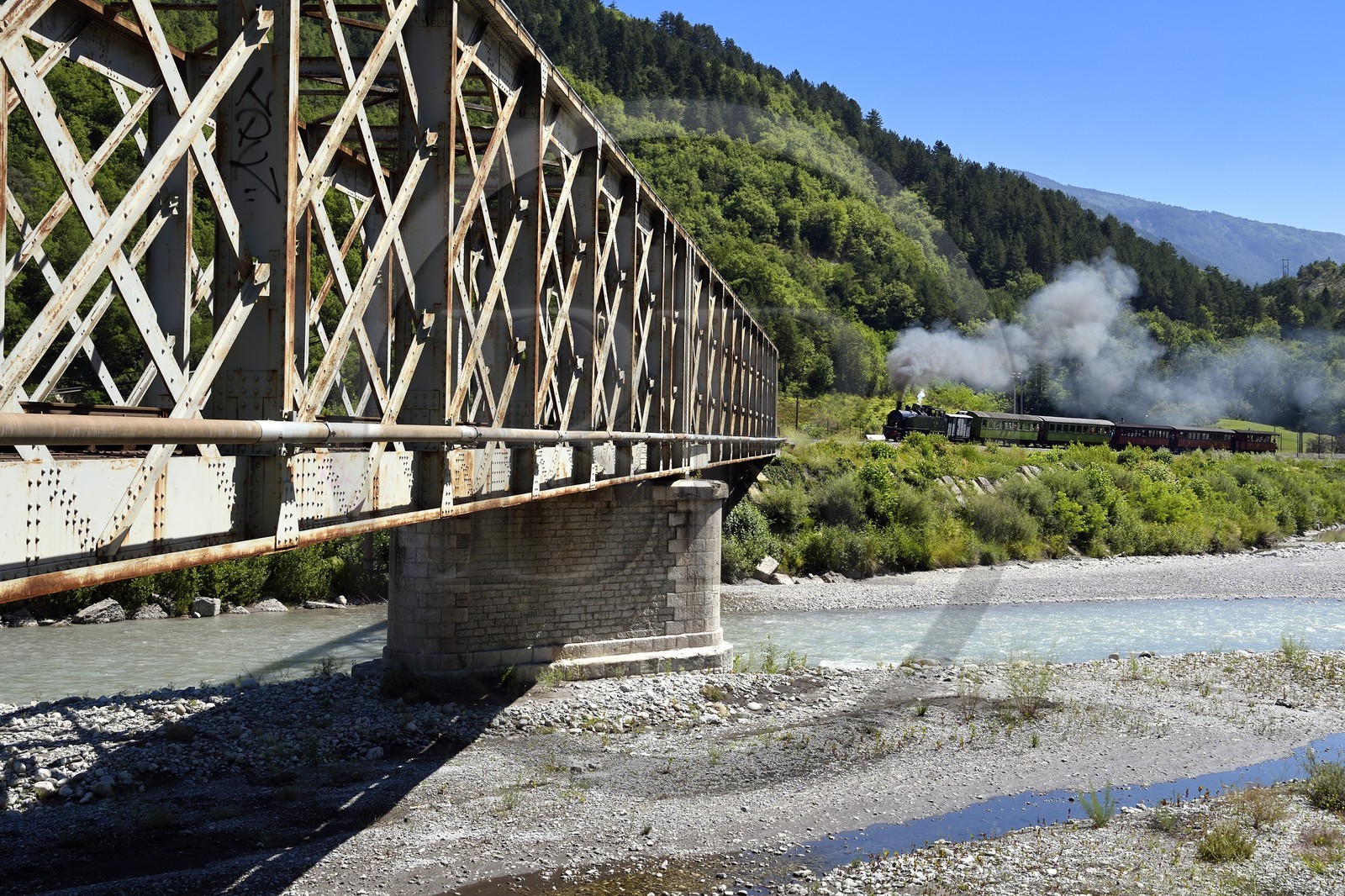 France, Alpes-Maritimes (06), Puget Théniers, le Train des Pignes franchit le Pont ferroviaire de la Trinité qui surplombe le Var