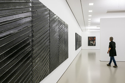 France, Hérault (34), Montpellier, centre historique, musée Fabre, salles dédiées à l'artiste Pierre Soulages (1919-2022), peinture 181 x 405 cm, 12 avril 2012
