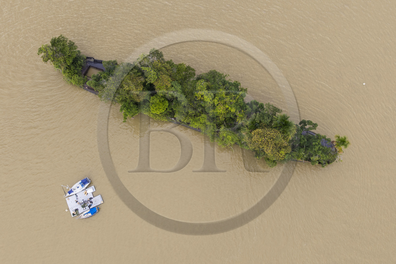 France, Guyane, Saint-Laurent-du-Maroni, l'épave du navire marchand britannique Edith Cavell échoué en 1924 et devenue une île sur le fleuve Maroni (vue aérienne)