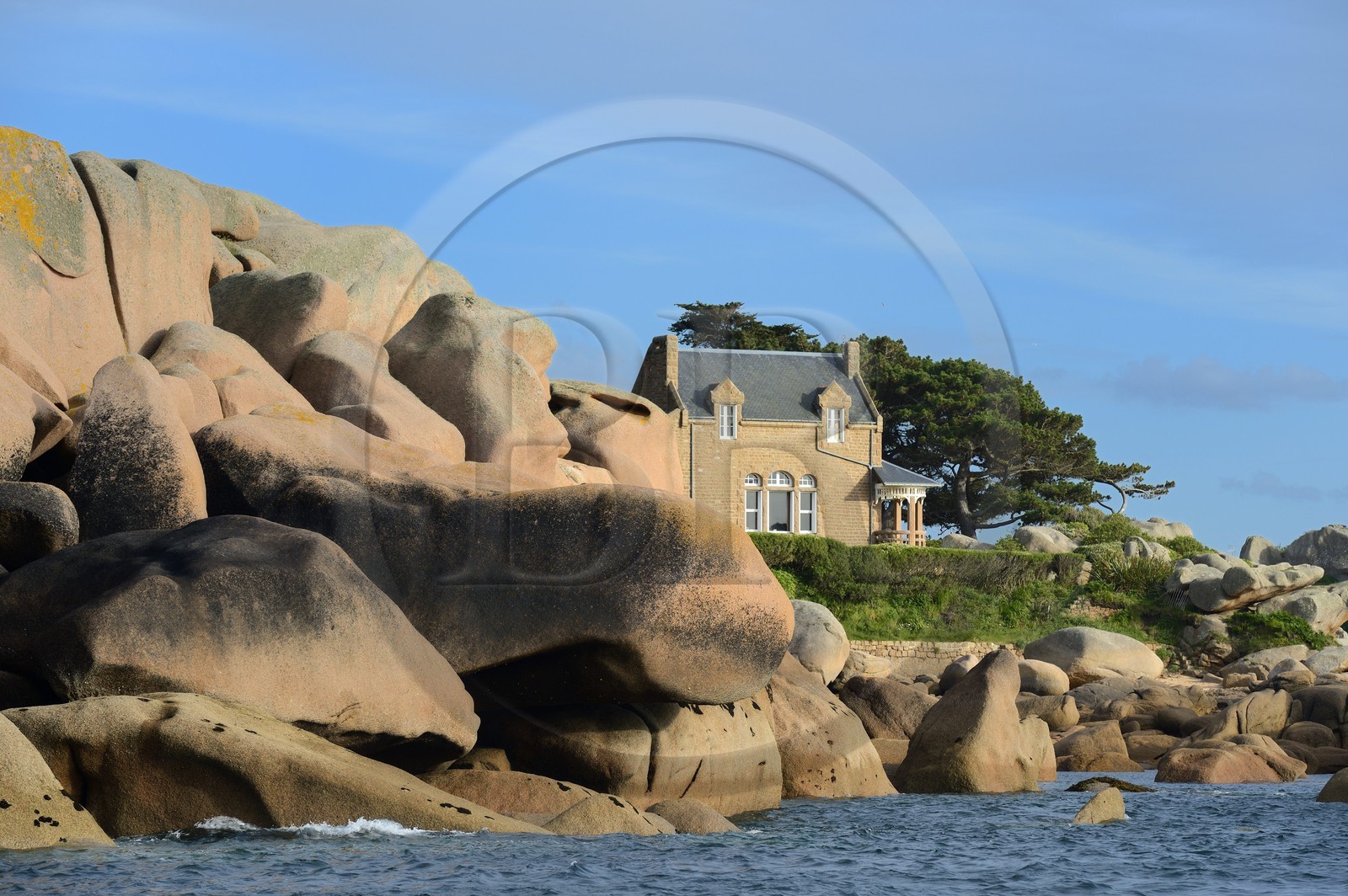 France, Côtes-d'Armor (22), Côte de Granit Rose, Perros-Guirec, maison de Ploumanac'h vers la pointe de Squewel et le phare de Mean Ruz