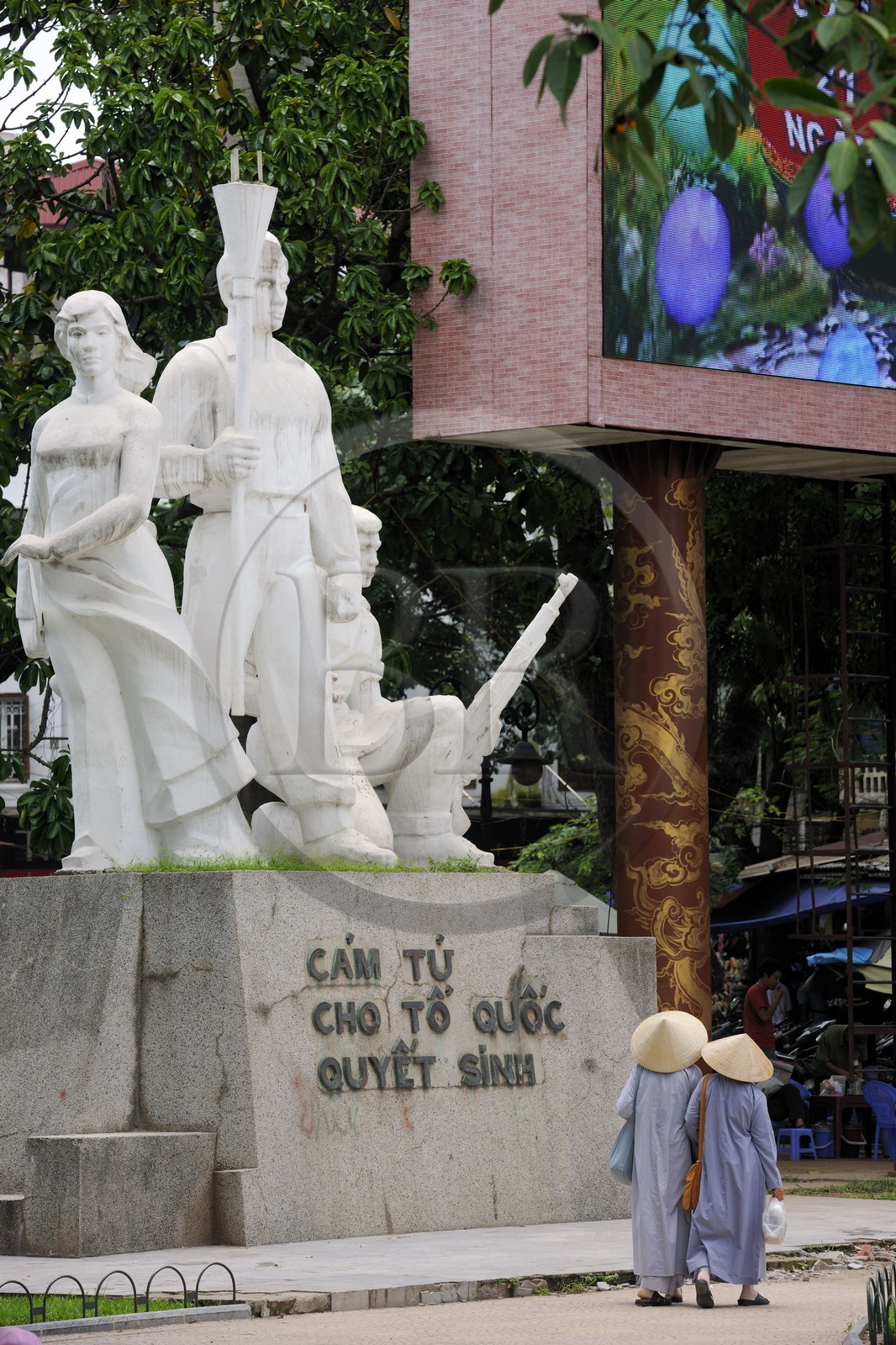 Vietnam, Hanoï, monuments aux Martyrs et le panneau du compte à rebours du millémaire de Hanoi