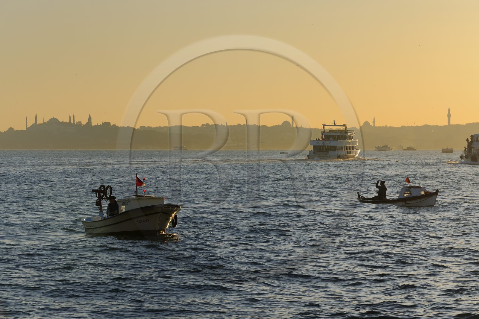 Turquie, Istanbul, bateaux de pêcheurs sur le Bosphore avec la Corne d'Or en arrière plan