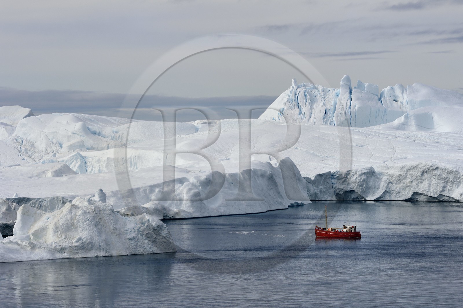 Groenland, cote ouest, baie de Disko, Ilulissat, fjord glacé classé Patrimoine Mondial de l'UNESCO qui est l’embouchure maritime du glacier Sermeq Kujalleq (Jakobshavn Glacier), bateau de pêche au pied des icebergs