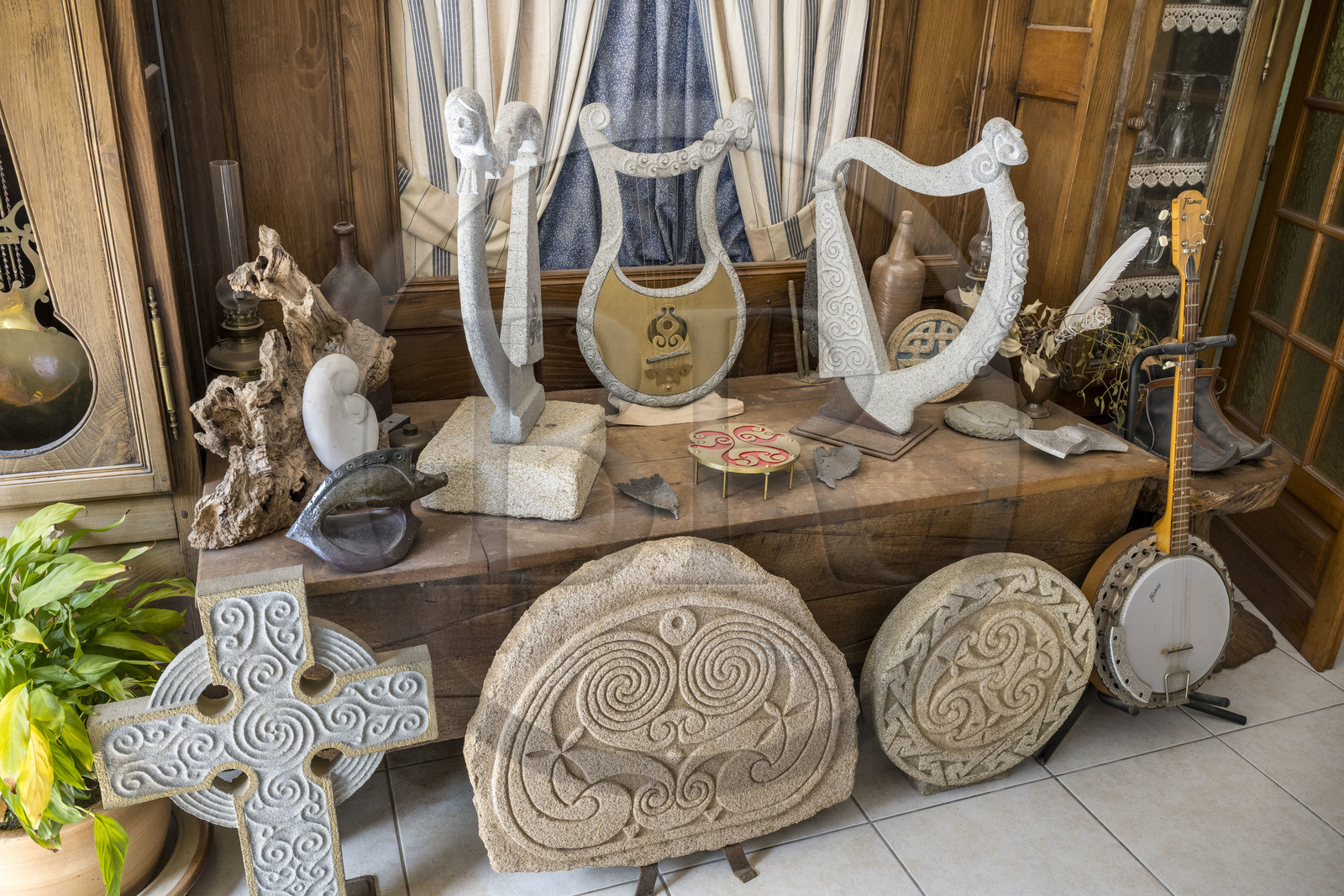 France, Morbihan (56), Locoal-Mendon, le sculpteur et tailleur de pierre Gueho Patrick