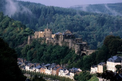 Belgique, Wallonie, le château médiéval et le village de Bouillon