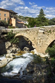 France, Var (83), Trans-en-Provence dans la région de Draguignan, cascades et pont sur la rivière Nartuby