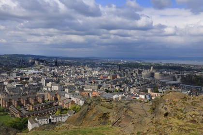 Royaume-Uni, Ecosse, Edimbourg, vue sur la ville qui s'étend jusqu'au Firth of Forth depuis l'Arthur's seat