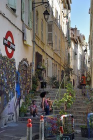 France, Bouches-du-Rhône (13), Marseille, quartier du Panier, rue Sainte-Francoise, graffitis du magasin concept Undartground entouré d'escaliers, oeuvre du street artiste brésilien Nhobi