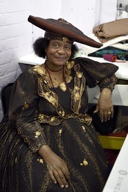 Namibie, région de Khomas, Windhoek, township de Katutura, Naomie couturière au craft center de Penduka Village en habit traditionnel Herero