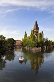 France, Moselle (57), Metz, Ile du Petit-Saulcy, le temple neuf ou église des allemands de culte protestant reformé et les berges de la Moselle canalisée