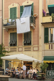 Italie, Ligurie, Cinque Terre, parc national des Cinque Terre classé Patrimoine Mondial de l'UNESCO, village de Monterosso al Mare, terrasse de restaurant dans une rue du vieux village