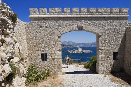 France, Bouches-du-Rhône (13), Marseille, Parc National des Calanques, Archipel des Iles du Frioul, Ile Ratonneau, entrée du Fort Ratonneau et le Chateau d'If