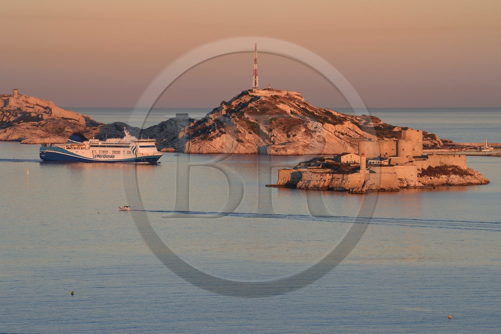 France, Bouches-du-Rhône (13), Marseille, Parc National des Calanques, Archipel des Iles du Frioul, ferry de La Meridionale en provenance de la Corse et le chateau d'If en premier plan