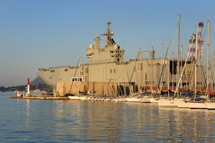 France, Var (83), Toulon, la base navale (Arsenal), Le Dixmude (L9015) est un batiment de projection et de commandement (BPC) de la Marine Nationale de la classe Mistral