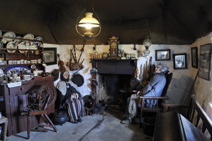 Royaume-Uni, Ecosse, région des Highlands, les Hébrides, île de Skye, pointe de Trotternish, l'écomuséee Skye museum of Island Life, intérieur d'une maison