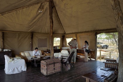 Zimbabwe, province de Matabeleland septentrional, parc national Hwange, Somalisa Expedition Camp de African Bush Camps, le salon ouvert sur l'extérieur