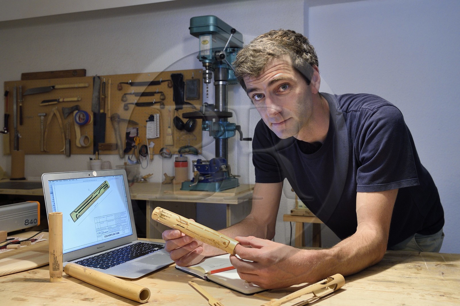 France, Var (83), Toulon, ancien quartier du petit Chicago devenu quartier des Arts, le designer Antoine Boudin dans son atelier, inventeur notamment du kit de couverts en canne de Provence