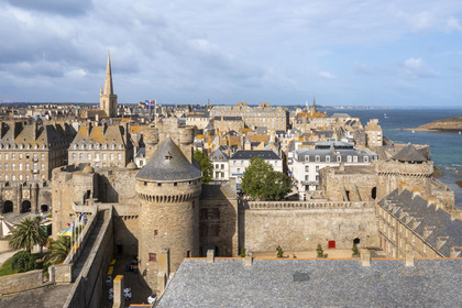 France, Ille-et-Vilaine (35), Côte d'Emeraude, Saint-Malo, au premier plan le chateau de Saint-Malo (XVème siècle) qui abrite l'Hotel de Ville (vue aérienne)