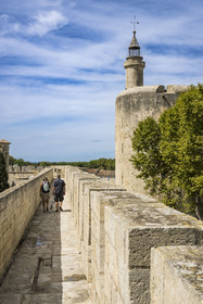 France, Gard (30), Aigues-Mortes, le chemin de ronde des remparts Nord et la Tour de Constance en arrière plan