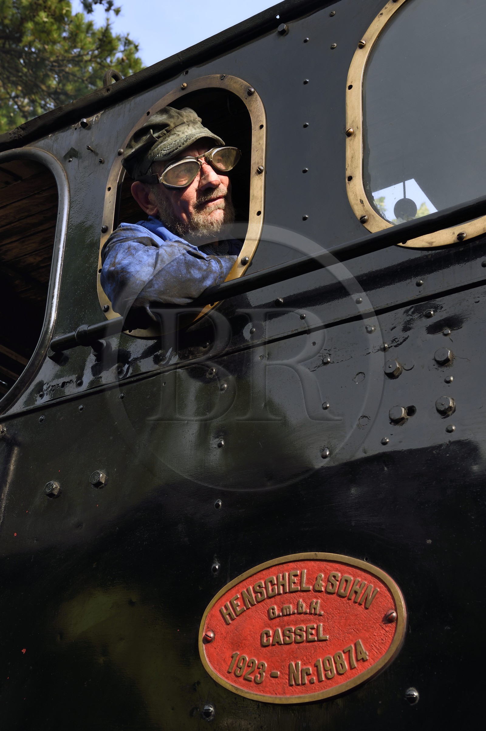 France, Alpes-Maritimes (06), Puget Théniers, Daniel Bonneau bénévole du G.E.C.P. qui restaure et exploite le Train des Pignes, aujourd'hui mécanicien (et donc conducteur) de locomotive