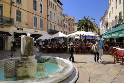 France, Gard (30), Nimes, fontaine du crocodile de la Place du Marché par Martial Raysse