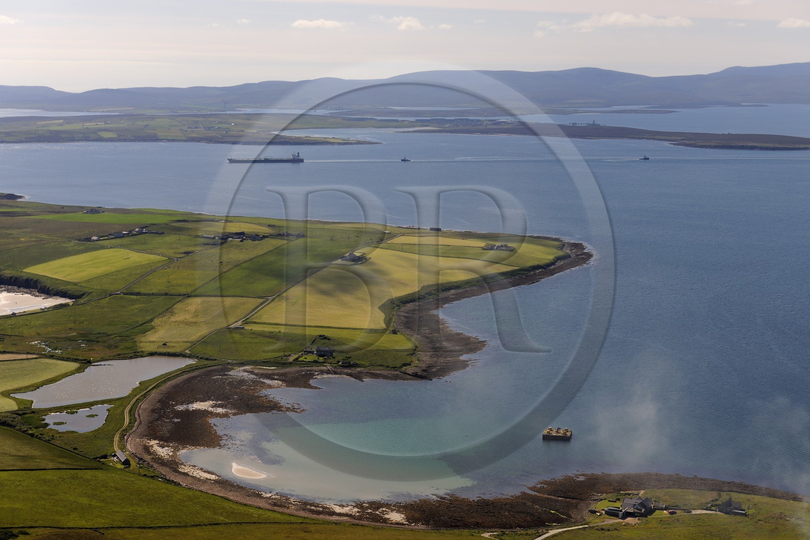 Royaume-Uni, Ecosse, Iles Orcades, Ile de South Ronaldsay et tanker dans la rade de Scapa Flow (vue aérienne)